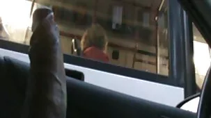 Mamá tetona juega desnuda en la cama con su hijo color