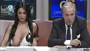 Vi el arbusto de mi madrastra, no pude resistirme y besé mis bragas con mi dedo !