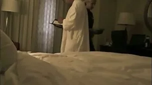 Esposa madura teniendo sexo anal con marido joven