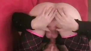 follando a un hombre después de besarlo en el coño.