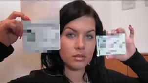 Un buen beso con una mujer adulta en una peluquería