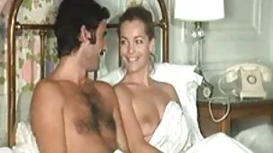 Belleza rubia crecida rizada y hombre que se quita la ropa y eyacula en una nena peluda