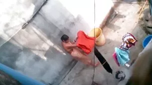 Hombre negro se folla a una Milf blanca por el culo con su gran beso negro.