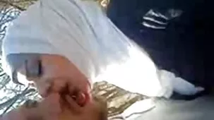 Mamá rusa gritó en voz alta, girando sobre el delgado pene de una joven pareja