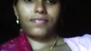 Chica traviesa follando con un beso.
