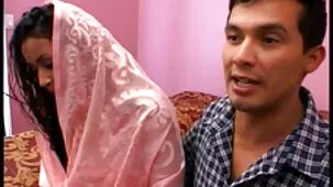 Morena adulta follando con pareja barbuda después de un golpe de trabajo y besos de ordeño con dedos