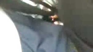 Amigo fríe a una mujer adulta en la cama