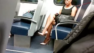 Una mujer adulta con grandes tetas follando con un hombre