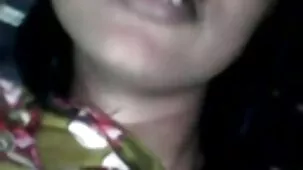 ojos marrones guiño mierda rodillas delante de la cámara