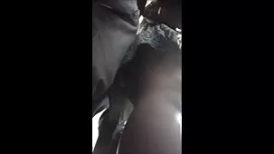 hermosa mujer madura disfruta de dos miembros y un beso en el coño