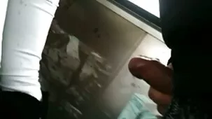 La enfermera toca la bocina del beso de su marido mientras folla con su hijastro travieso