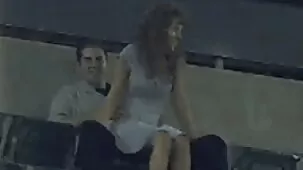 El hombre miró a una mujer entre sus pechos.