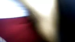 Calcetines negros de pollo girando sus dedos de coño cubiertos de maleza
