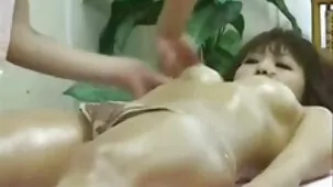 Trío en la cocina con una chica con gafas y su madrastra