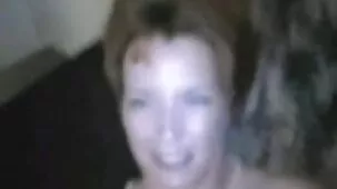 Criada madura obtiene pene de anfitrión negro en el culo