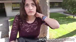 mujer madura gorda hace una mamada a un crupier de casino, perdiendo todo el dinero