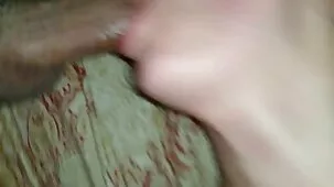 Está vestida de blanco con un beso joven