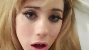Un hombre se dirige a la cámara mientras su esposa folla con un beso negro.