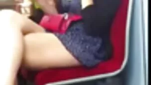 Un hombre negro lame a un gato blanco con un beso, y luego la folla apasionadamente.