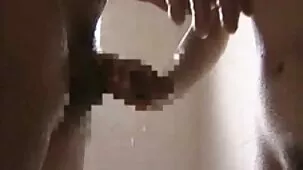 Un grupo de hombres negros besó a una hermosa mujer madura en la boca y el culo
