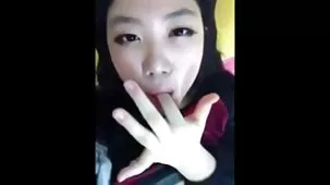 Beso grupal con belleza madura y joven en el sofá