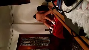Marido y mujer teniendo sexo en la cocina
