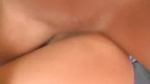 Mujer madura follando en un culo apretado con un beso de su amante.