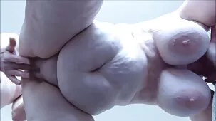 mamá madura lamiendo el pene de su hijo en la cocina