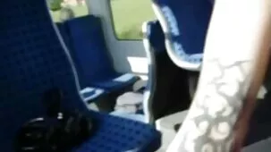 El hombre empuja con mucha fuerza la punta en el coño y el ano de la madre