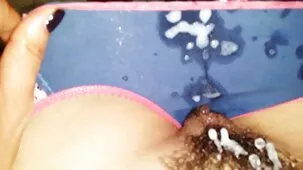 Perra de pelo gris chupa como una novia, tragando hasta las amígdalas