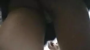 Mujer adulta masturbándose en una cueva y quiere correrse