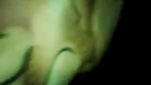Mujer madura follando con un hombre y un estudiante se besa con un amigo.