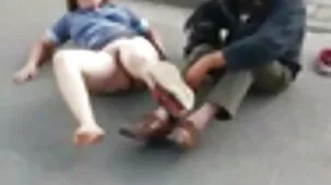 Pareja adulta con excelente ordeño enorme y un miembro del comienzo de un beso anal