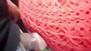 Un hermoso adulto besó a una esbelta puta en la vagina