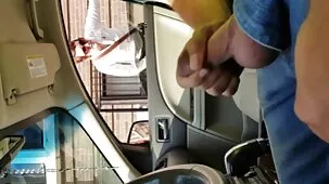 Una mujer mayor enseña a follar a un chico.