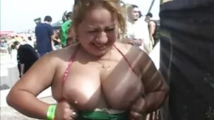 Madura lesbiana forzada joven morena lamer su coño