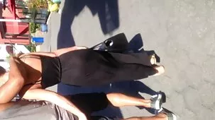 Hermoso hace fumar a un hombre adulto