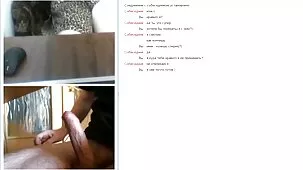 Mujer emocionada con enormes tetas traviesas en silla de cuero
