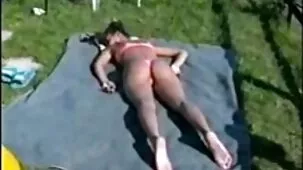 Chico teniendo sexo con una chica y su mamá