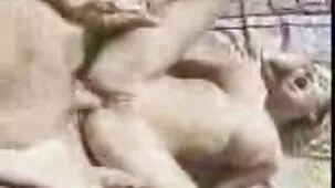 Hombre se folla a madura amante de los gatos beso en la piscina