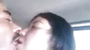 Chica negra en medio de la noche y follando con un beso