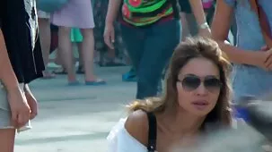 Besos asiática madura con el pelo rojo en el casting